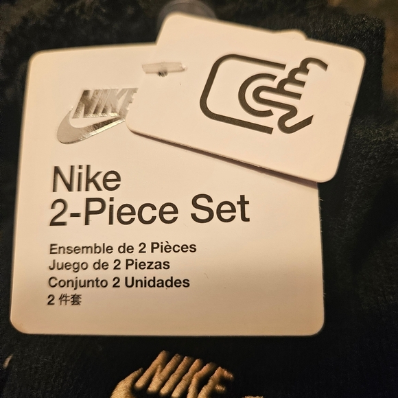 Nike Youth 2 piece set. Black Hat and Texting Gloves. - Picture 4 of 6